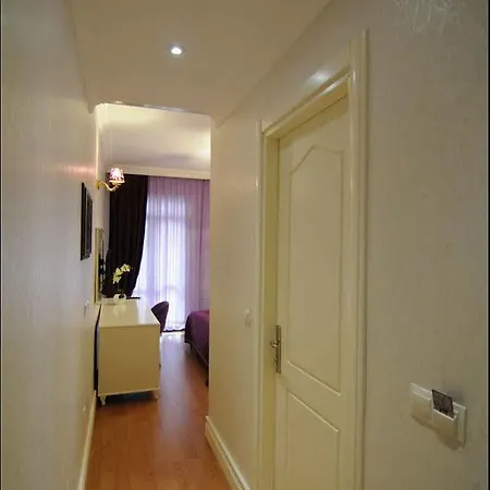 Hotel East 3*